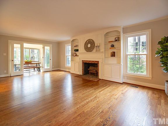 4th image of 3934 Wentworth Dr