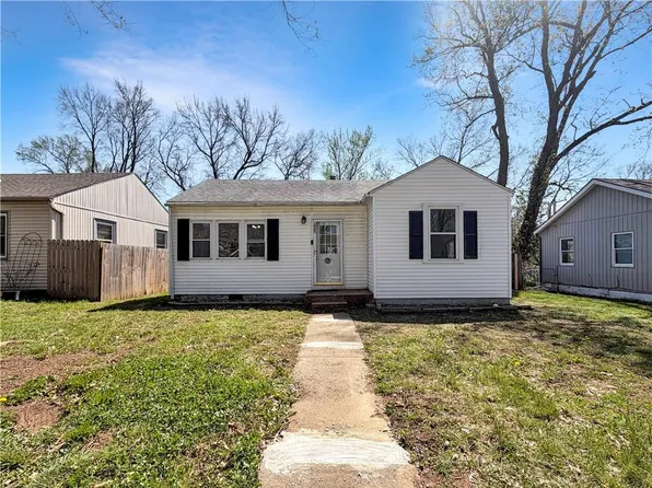 1005 NE 44th St, Kansas City, MO 64116