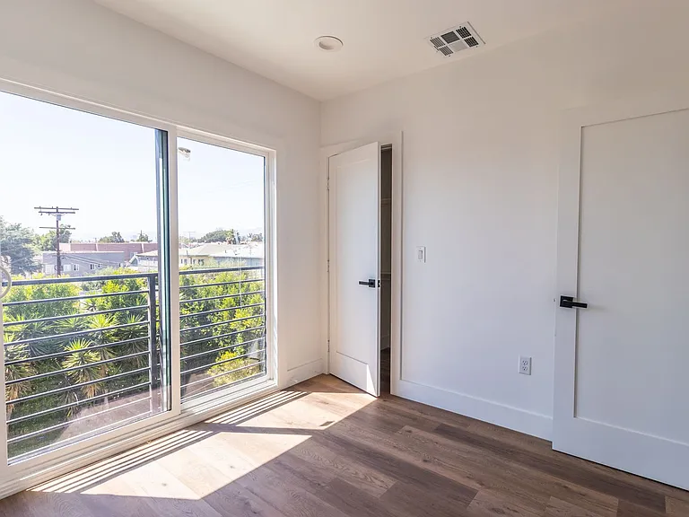 4507 W 18th St — Photo 23