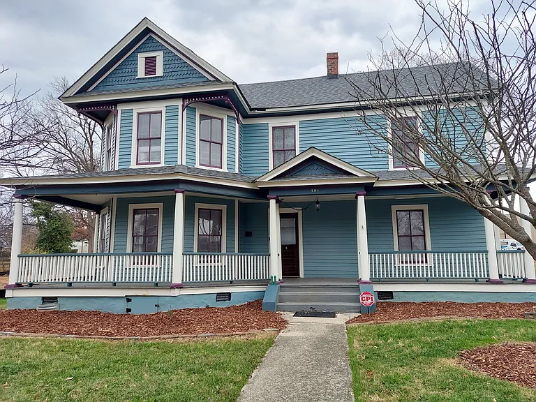 304 Oakwood St — Photo 2
