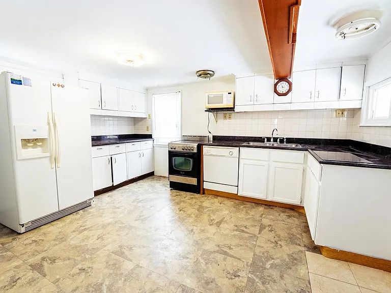 1034 Milton St N — Photo 14