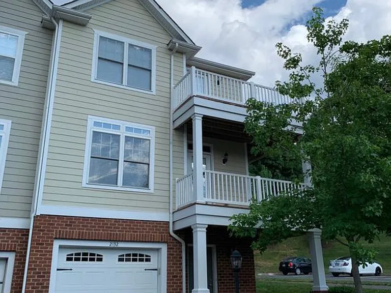 2132 Saranac Ct — Photo 1