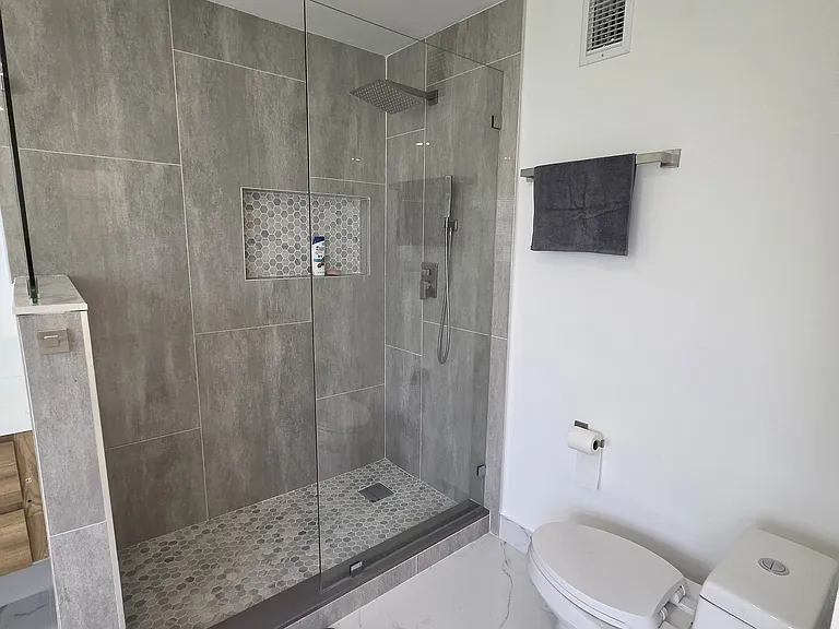 305 SE Airoso Blvd — Photo 29