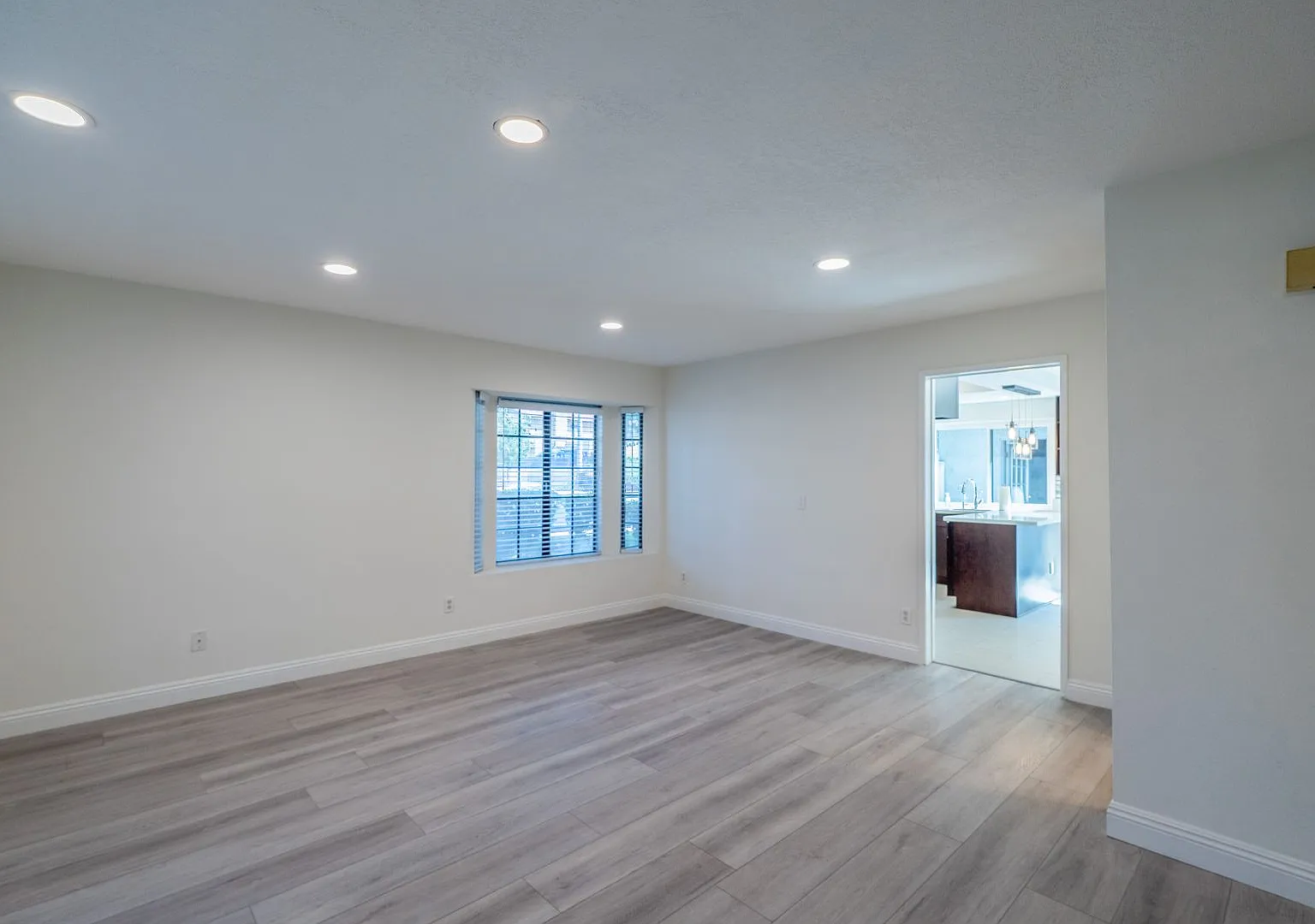 Beautiful 3 Bedroom 3 Bath Townhome in Duarte — Photo 3