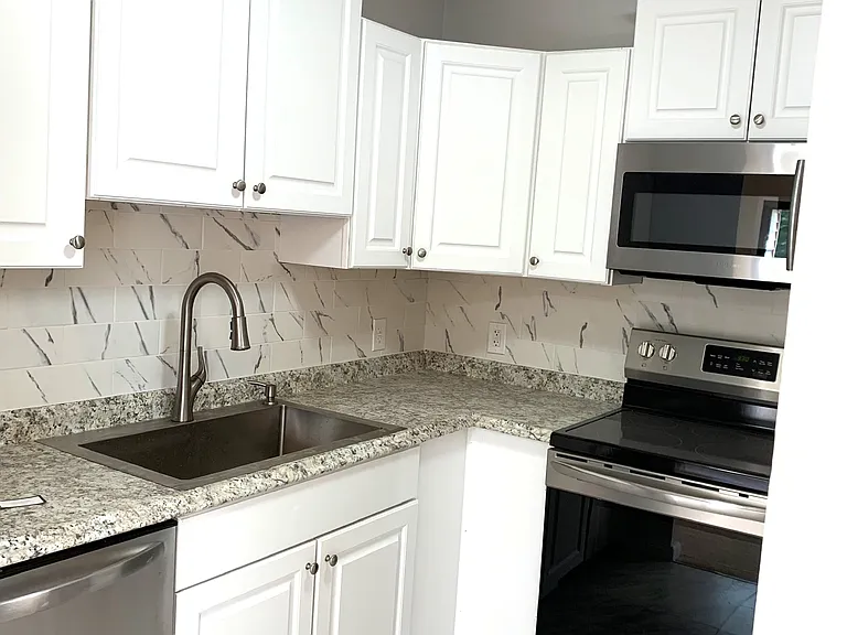 20 Scarborough Ln #D — Photo 3