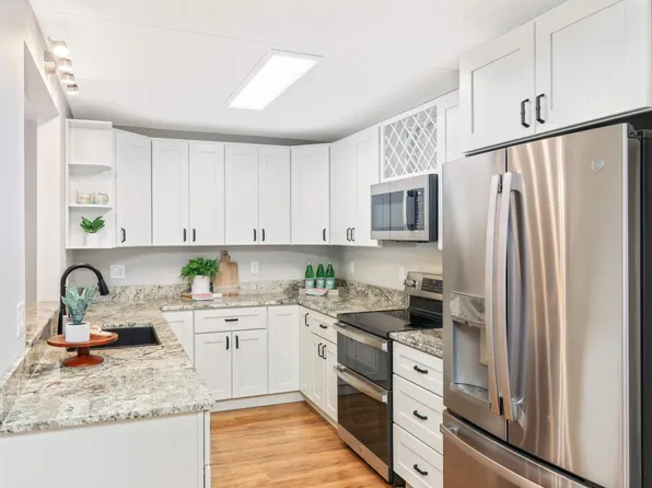 10521 Cedar Lake Rd APT 202, Minnetonka, MN 55305