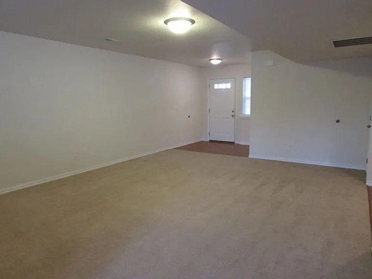 118 Andrews Dr — Photo 2