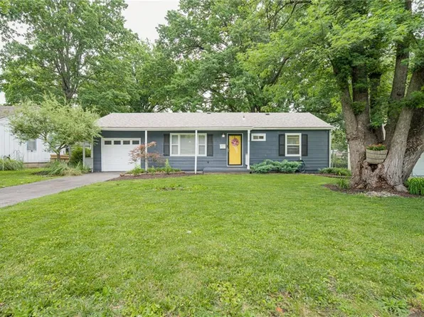 7323 Maple St, Overland Park, KS 66204