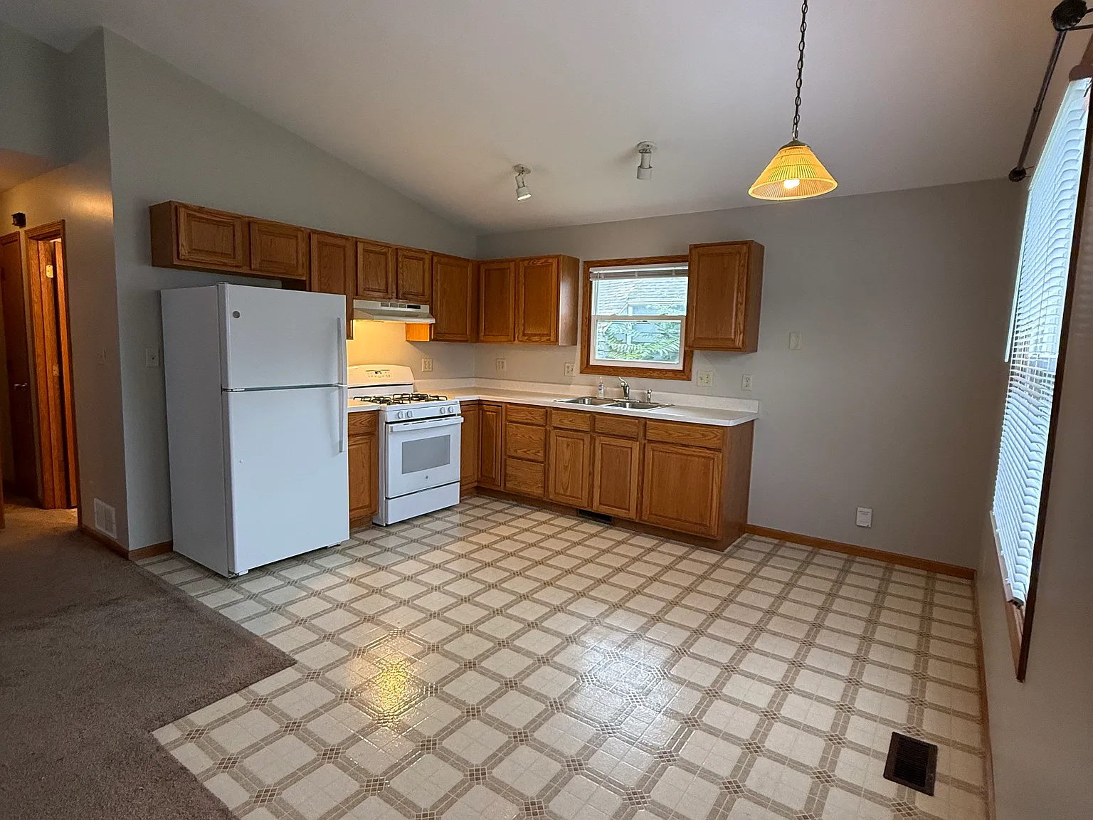 2 bed, 900 sqft, $1,550 — Photo 1