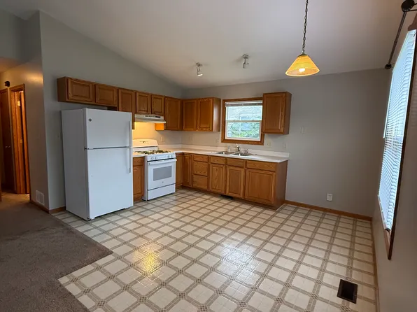1005 Commercial St, Sycamore, IL 60178