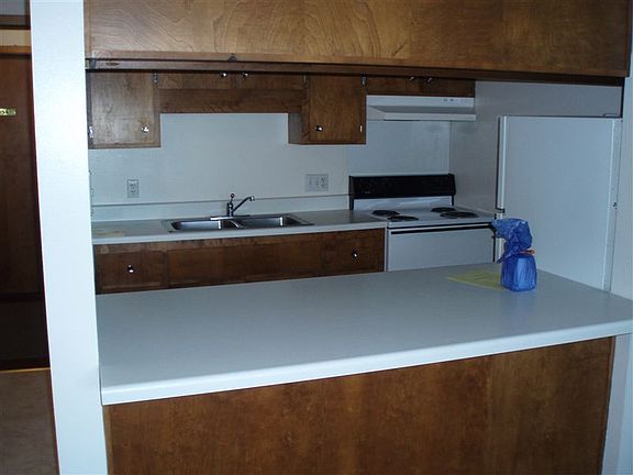 SV UH 1br kitchen