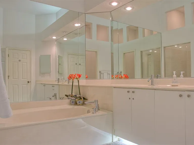 7911 Whitebridge Gln — Photo 24