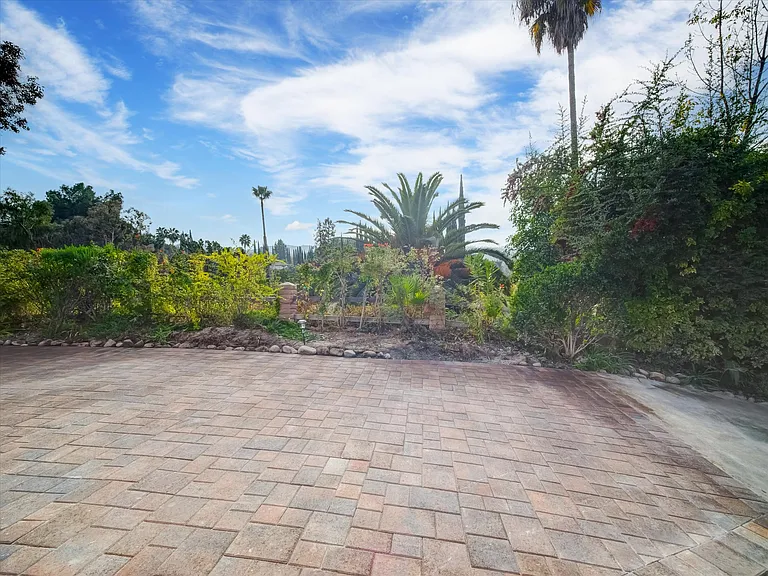 4732 Del Moreno Dr — Photo 52