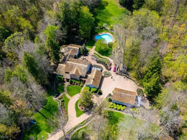 1160 Fox Hill Dr, Gates Mills, OH 44040