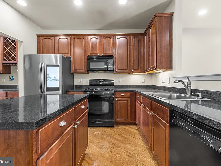 271 Yorktown Ct — Photo 8