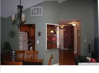 2111 Candlelight Ct, Helmetta, NJ 08828