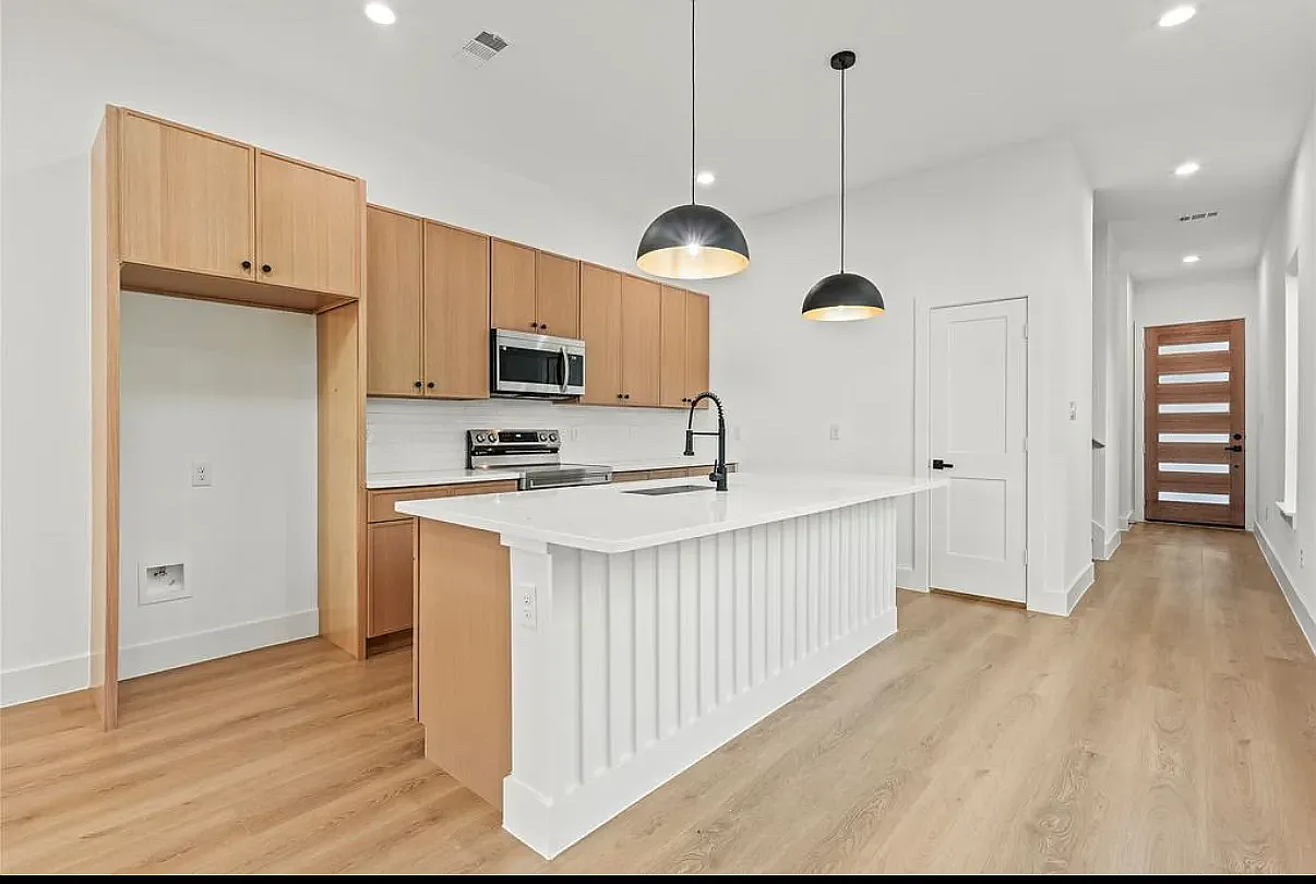 3 bed, 1750 sqft, $2,550 — Photo 3