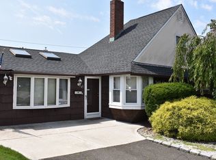 45 Wildwood Ln, Wantagh, NY 11793