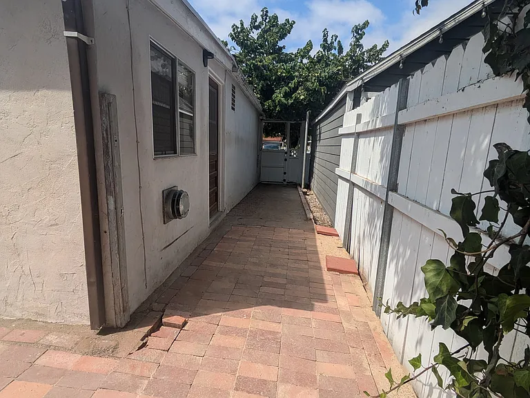 2321 Etiwanda St #E — Photo 7
