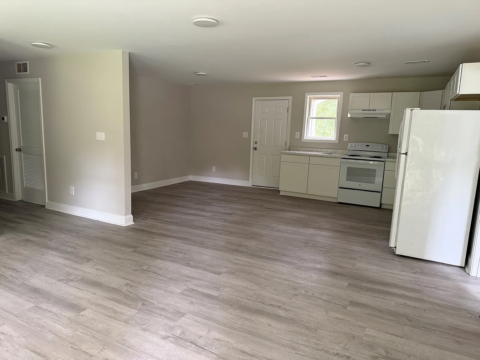 4 bed, $2,300 — Photo 2