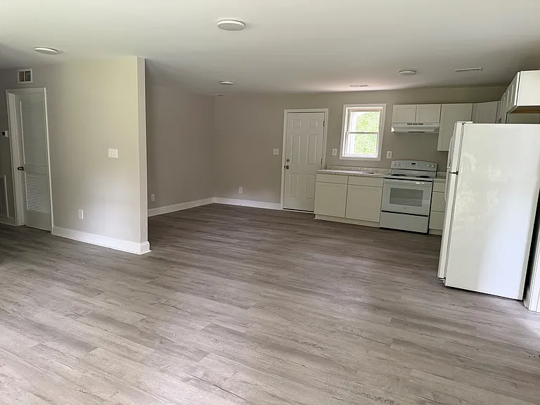1330 Joyce Ct — Photo 2