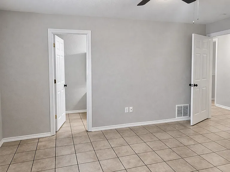914 N Catherine St — Photo 16