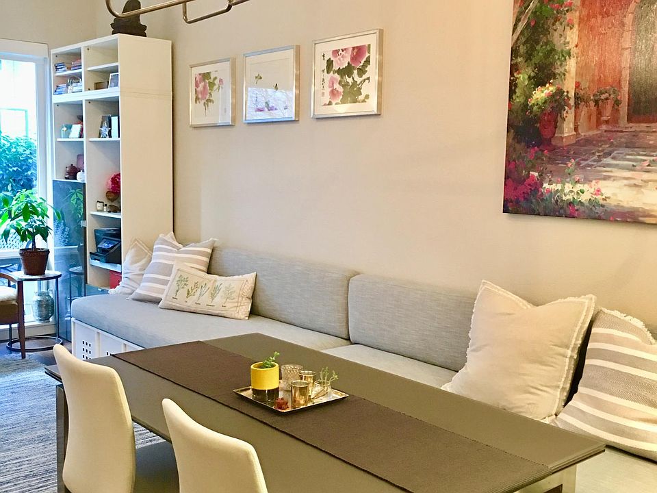 High end extendable dinning set will stay