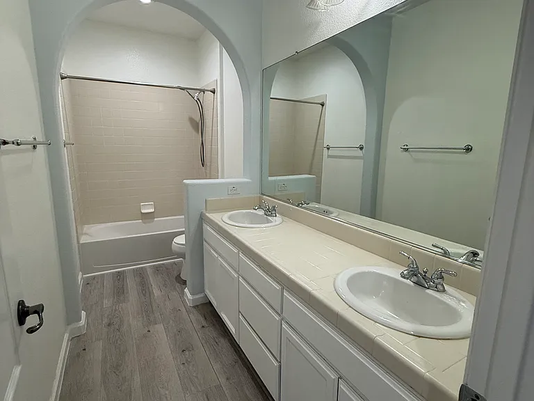 1661 Columbus Rd — Photo 12