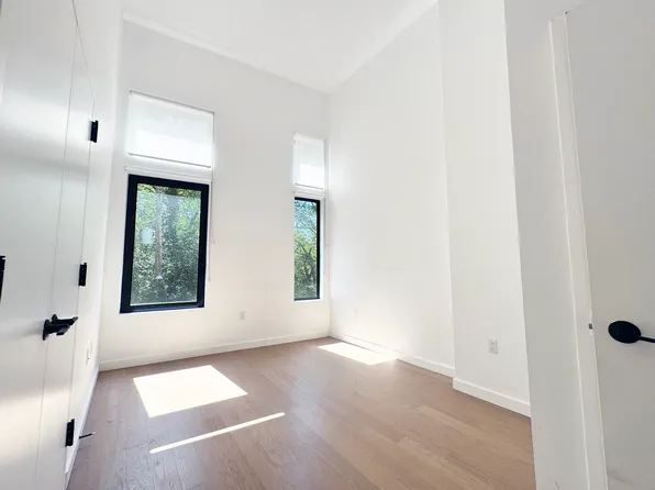 2395 Palisade Avenue image 4 of 12