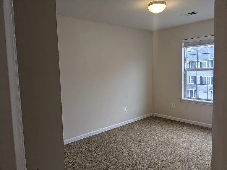 225 Crown Ct — Photo 45