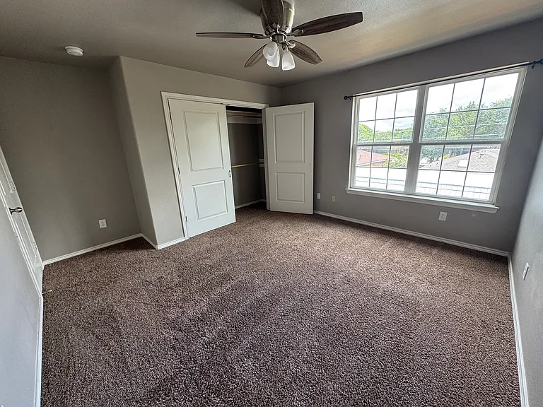 323 Silvercreek Dr — Photo 8