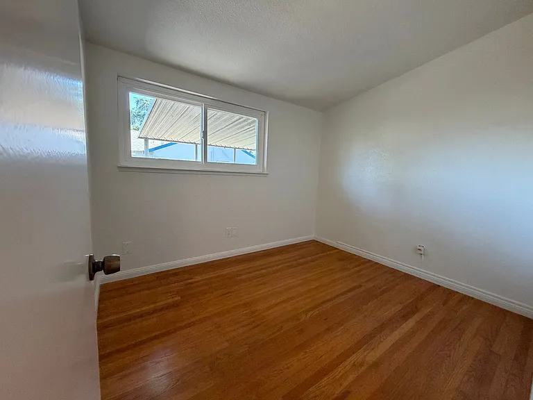 8945 Fashion Dr — Photo 15