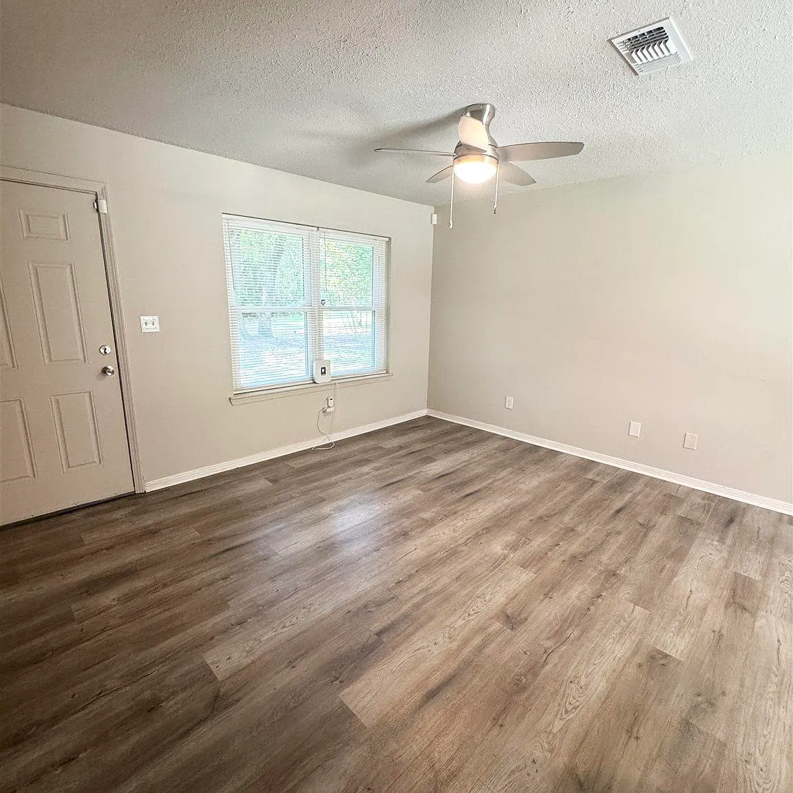 3 bed, 1000 sqft, $1,600 — Photo 3