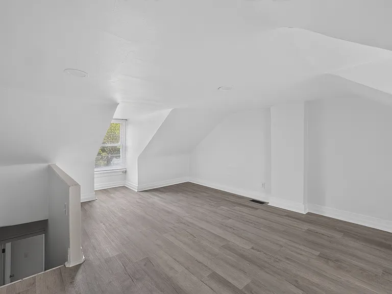 109 N Warren St — Photo 13