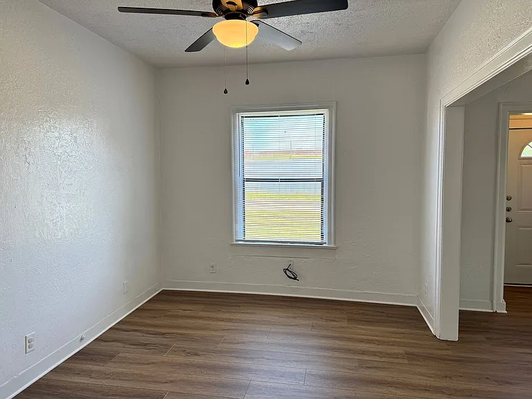 2137 Avenue J — Photo 8