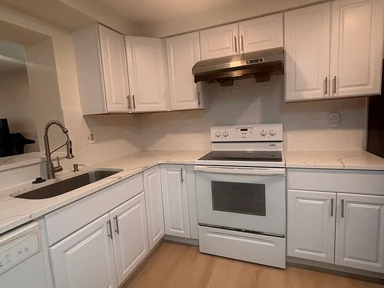 15 Teaneck Ct — Photo 5