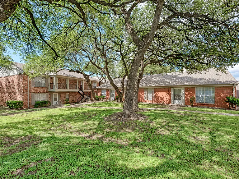 Towne Oaks — Photo 15
