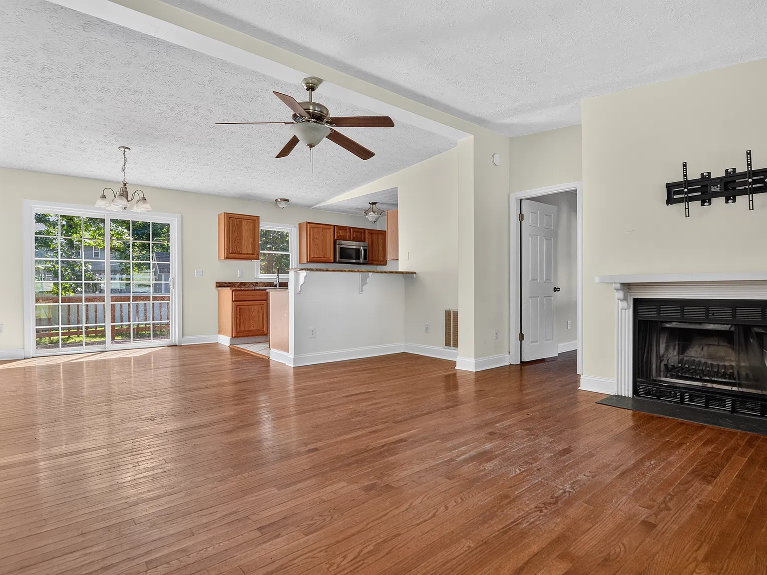 3 bed, 1196 sqft, $2,300 — Photo 4