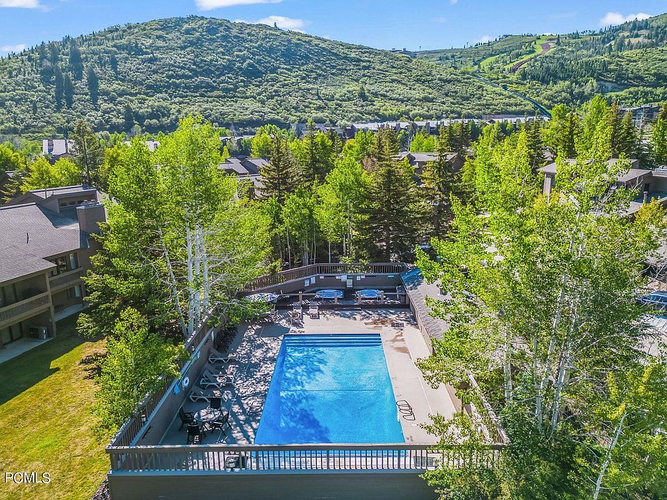 2nd image of 1587 Lakeside Cir #1587