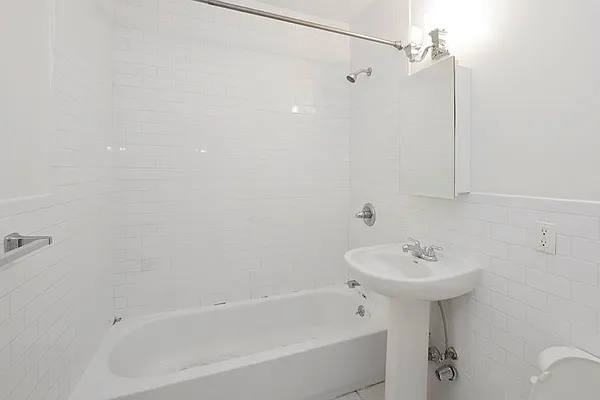 Rented by Trion Real Estate Management | media 30