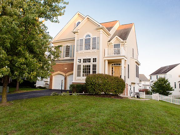 2nd image of 702 Hartford Ct NE