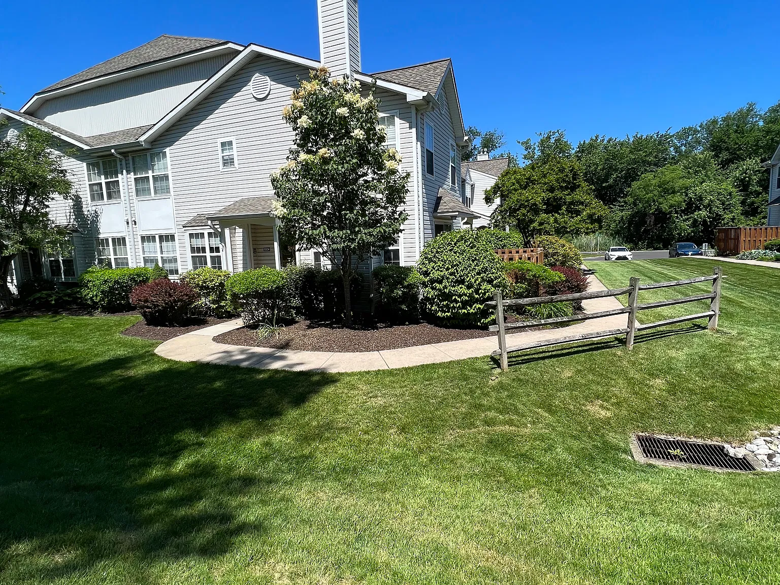 2 bed, 1.5 bath, 1800 sqft, $3,000 — Photo 2