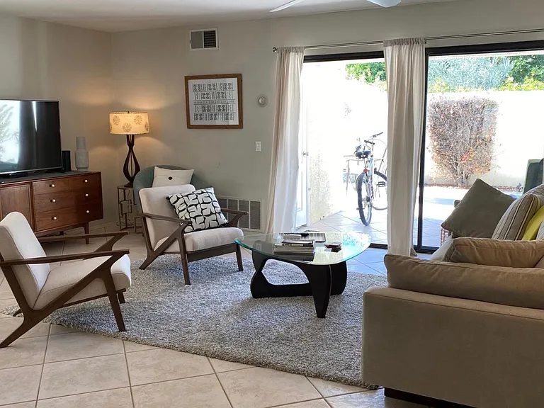 433 N Hermosa Dr — Photo 17