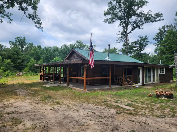 2833 E 40th St, Idlewild, MI 49642