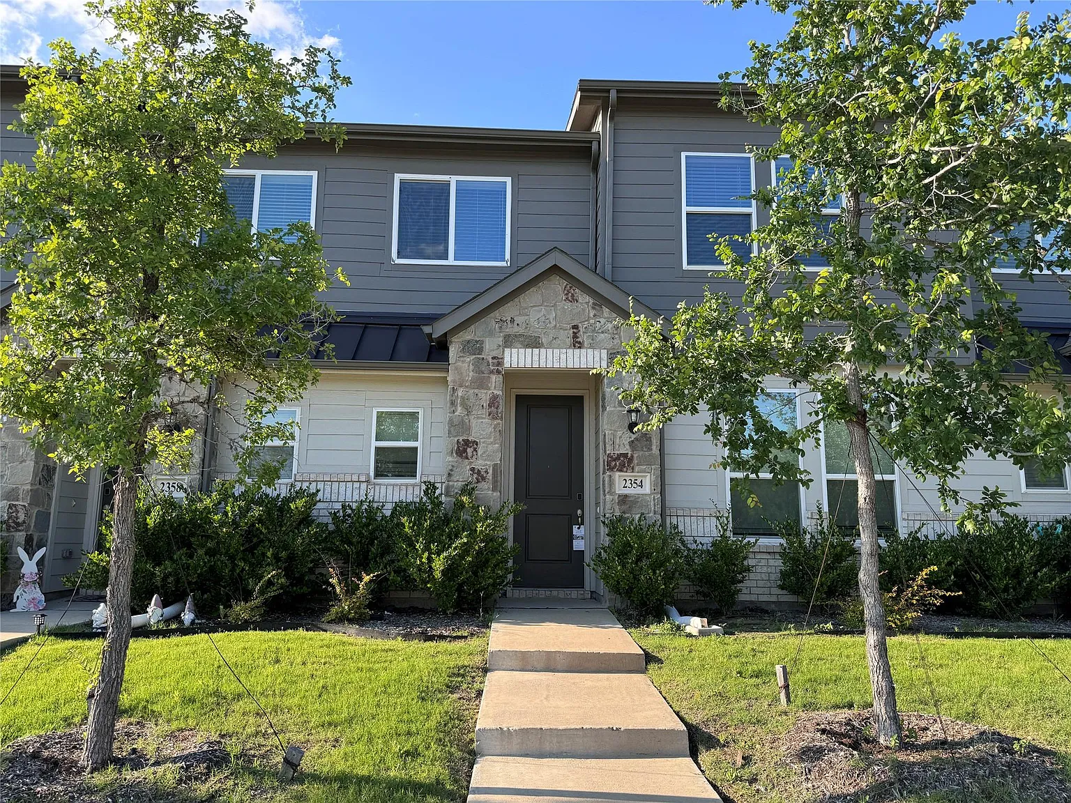 4 bed, 2.5 bath, 1900 sqft, $2,449 — Photo 2