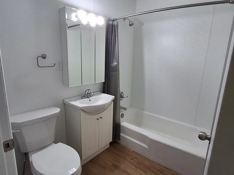 600 E 6th St #7 — Photo 7