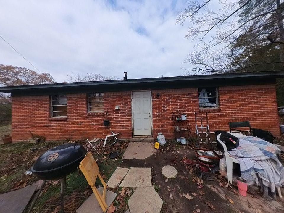 1st image of 829 Lloyd St