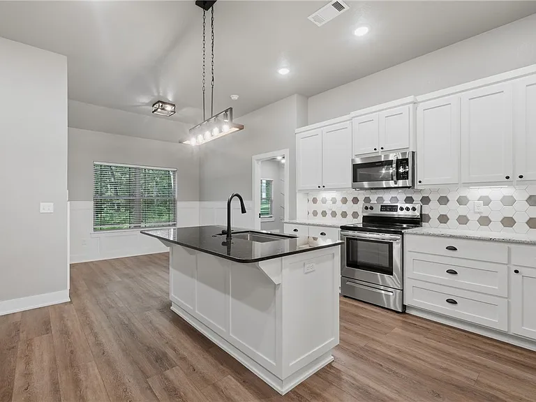 8 Leyland Dr — Photo 17
