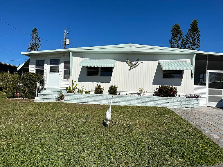206 3rd St E — Photo 1