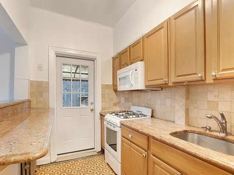 572 Henry St #1 — Photo 5